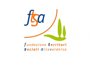 Logo. La scritta Fondazione territori sociali altavaldelsa, in colore arancione con le iniziali blu, è sormontata dalla sigla "ftsa" con accanto un semicerchio e una coppia di cipressi stilizzati.