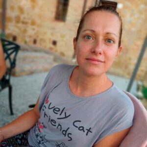 Foto: Elena Barcelli seduta ad un tavolo