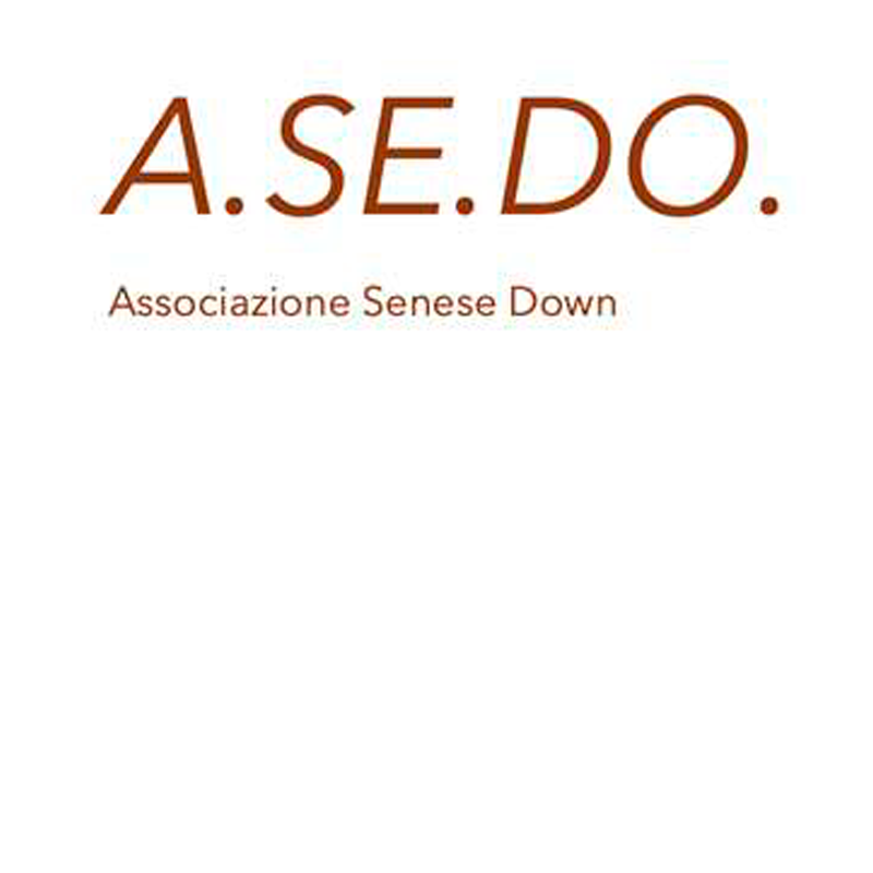 Logo ASEDO. Il logo è composto da una scritta grande in stampatello di colore marrone in orizzontale “ A.SE.DO. “ centrale. Sotto viene riportata la scritta “Associazione Senese Down” in corsivo di colore marrone.