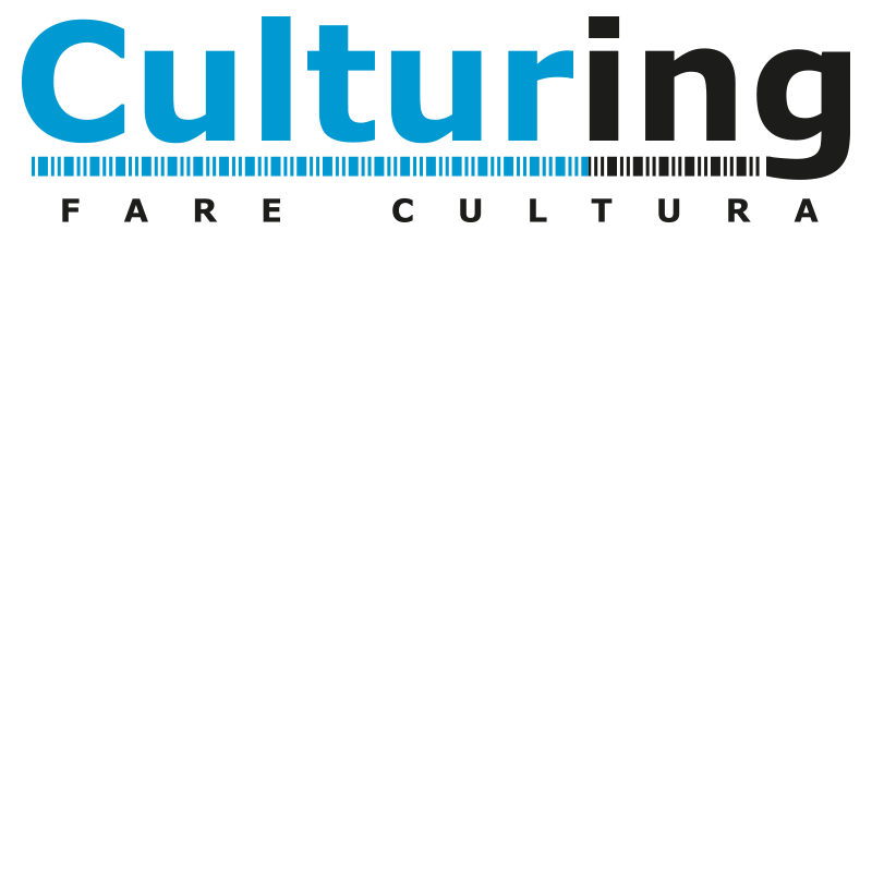 Logo Culturing. Il logo è formato da una grande scritta in inglese “Culturing”. La scritta è in corsivo e in orizzontale. Cultur è di colore azzurro e “ing” è di colore nero. La parola è sottolineata da un codice a barre divisa da due colori: Cultur è evidenziato dal colore azzurro e ing dal colore nero. Al di sotto c’è una scritta in stampatello e in orizzontale “Fare cultura”. Tra una lettera e l’altra c’è un centimetro di spazio.
