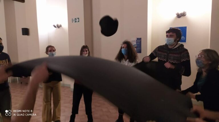 Foto: Ragazzi partecipano al laboratorio di teatro