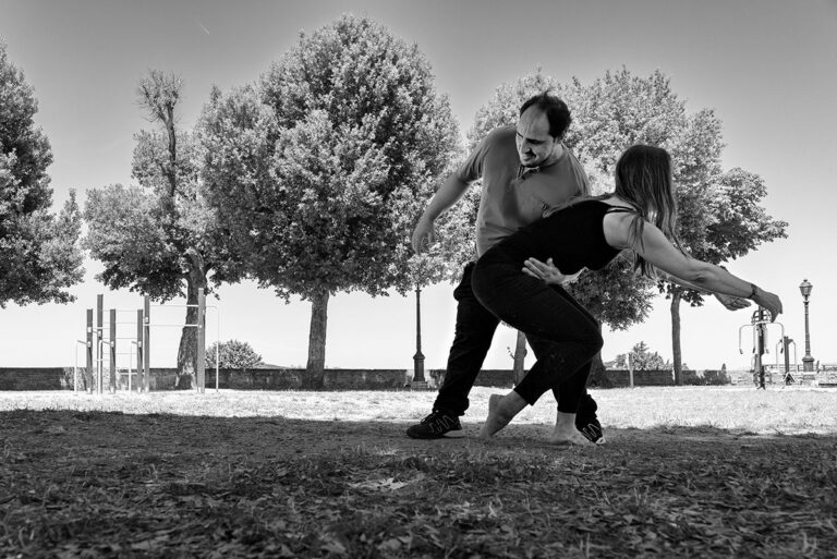 Foto: Due ragazzi ballano all’aperto