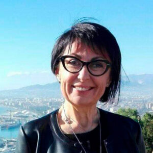 Foto: Letizia Cambi, con alle spalle un panorama marittimo