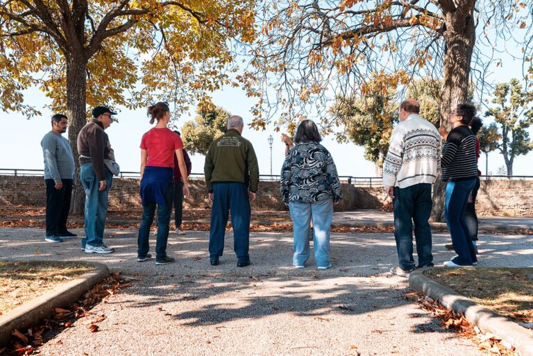 Gruppo di persone stanno in piedi in cerchio