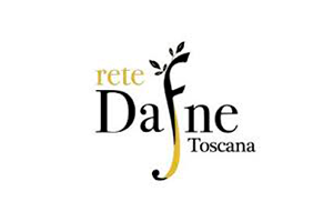 Logo Rete Dafne Toscana, composto dalla parola rete in giallo oro, la parola Dafne, la cui F è grande e ornata con foglie, e la parola Toscana in piccolo sotto