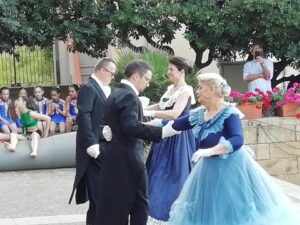 foto: due coppie vestite molto eleganti che si apprestano ad iniziare un ballo di coppia
