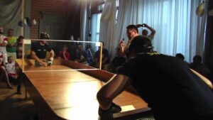 persone che giocano una partita di showdown