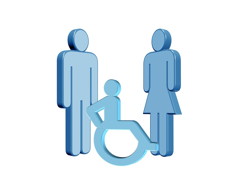 due adulti con in mezzo un bambino disabile
